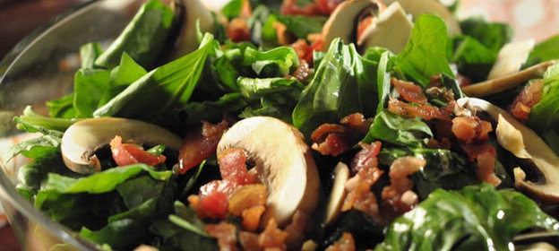 Салат из шпината с горчицей и кленовым сиропом