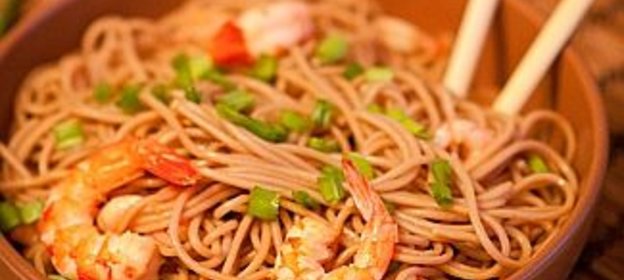 Лапша соба с креветками в имбирном соусе