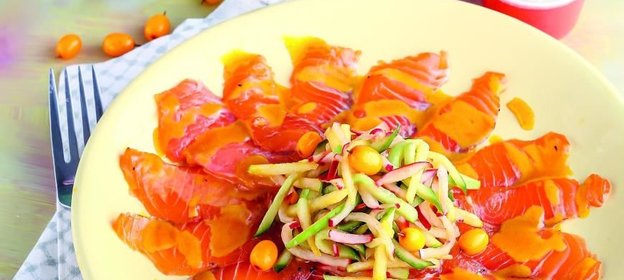 Салат с семгой, яблоком и заправкой из облепихи