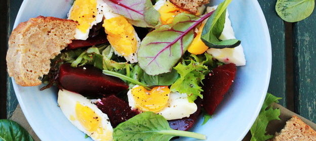Салат с печеной свеклой и яйцами