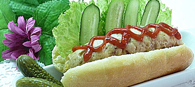 Хот-дог с домашней булочкой и куриной колбаской