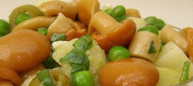 Салат из кальмаров с грецкими орехами и черносливо