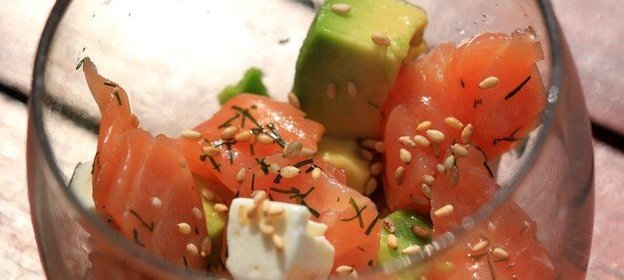 Салат с авокадо и копченым лососем