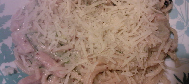 Спагетти с ветчиной в соусе из кабачков