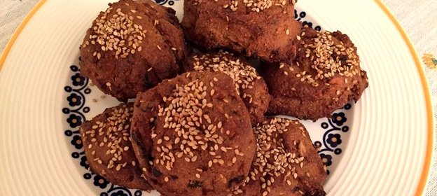 Печенье из кукурузной муки с орехами и черносливом