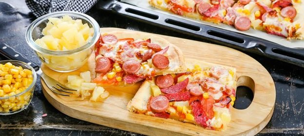 Пицца с ананасами и колбасой
