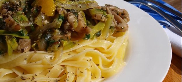 Паста с соусом из вешенок