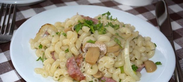 Макароны с шашлычными колбасками и маринованными грибами