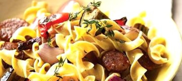 Лапша с куриной колбасой и овощами