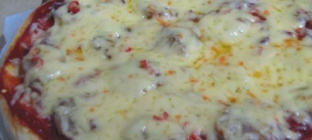 Простая пицца с домашней колбасой