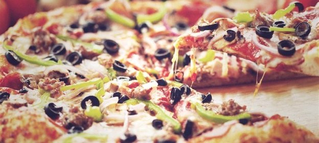 Пицца с салями и маслинами
