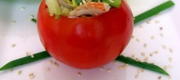 Фаршированый помидор с крабовым мясом и салатом