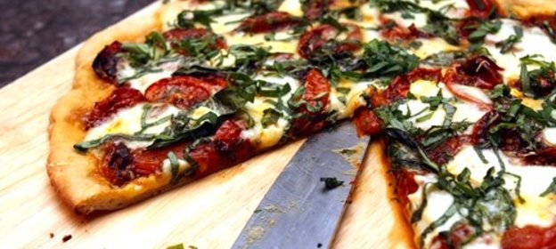 Пицца с моцареллой и базиликом