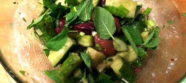 Салат из огурцов в средиземноморском стиле