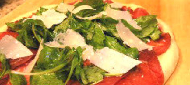 Пицца с рукколой и ветчиной