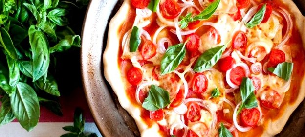 Томатная пицца с луком