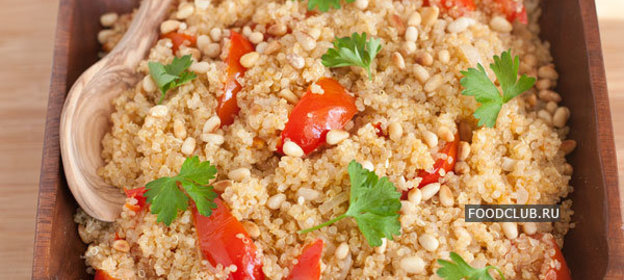 Киноа с орехами и помидорами