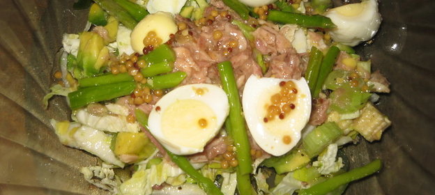 Средиземноморский салат с тунцом