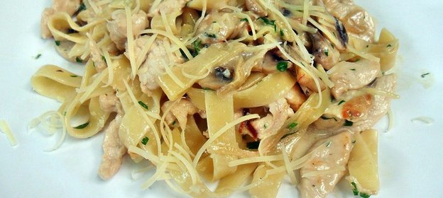 Паста с курицей и грибами в сливочном соусе