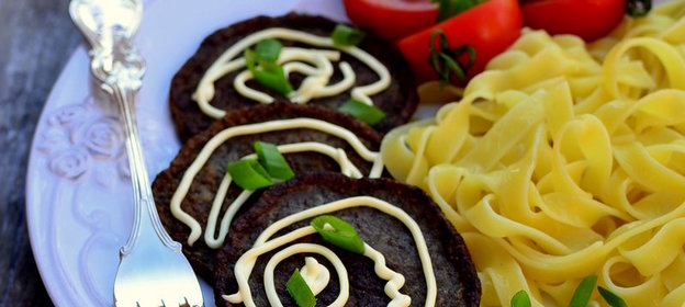 Оладьи из гусиной печени и сердца с яичной лапшой на гарнир за 20 минут