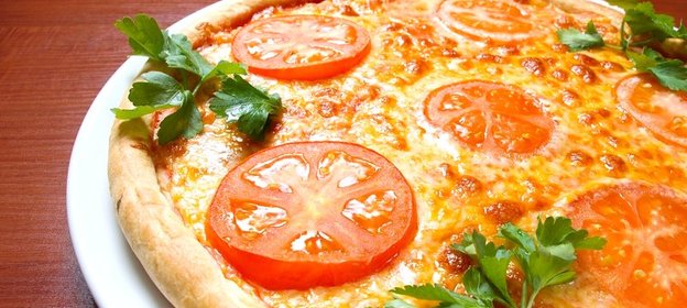 Пицца с помидорами и сыром