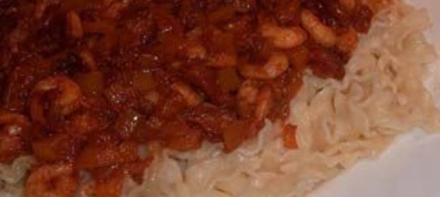 Паста с томатным соусом и креветками