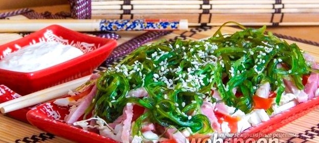 Салат с балыком, пекинкой, помидорами и чукой