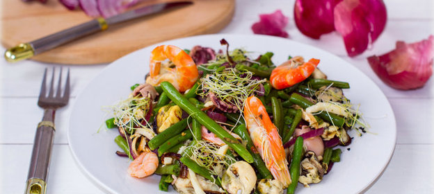 Салат из овощей и морепродуктов