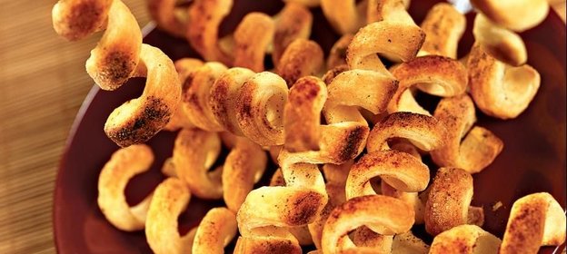 Печенье-спиральки с красным и черным перцем