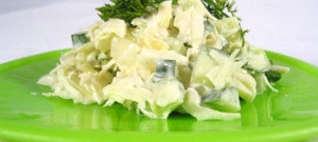 Салат из белокочанной капусты и огурцов