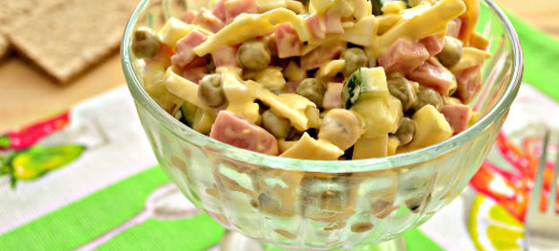 Салат «Нежность» с плавленым сыром и колбасой