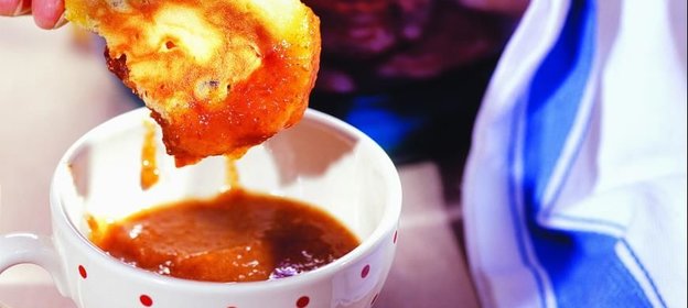 Шотландские оладьи с соусом из изюма