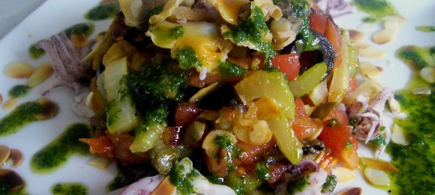 Баклажанная капоната (caponata) с морскими фруктами и базиликовым маслом