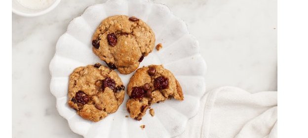 Шоколадное печенье с вишней