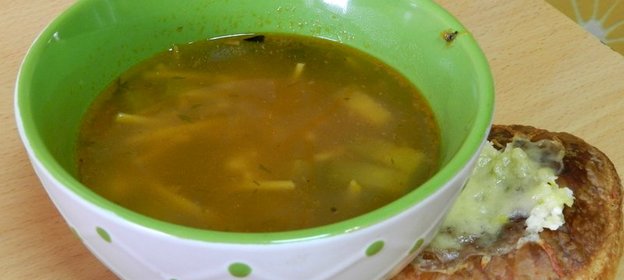 Томатный суп с чесночными булочками