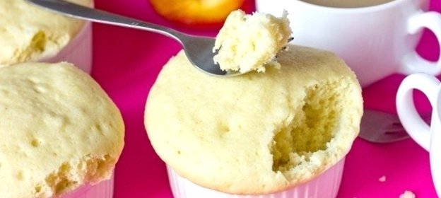 Кексы со сгущённым молоком и нектаринами в микроволновке