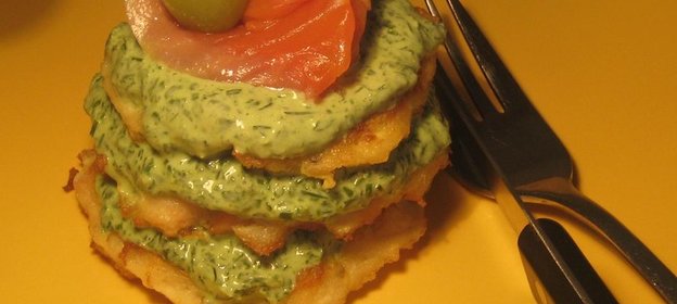 Оладьи из трески с копченой форелью и соусом из щавеля