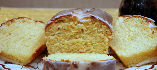 Кукурузно - Лимонный кекс с лимонной глазурью и смородиновым соусом