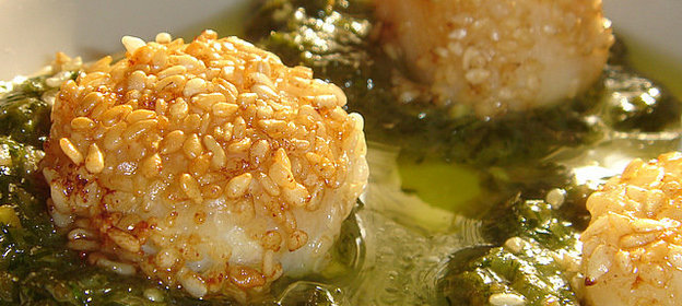 Морской гребешок в кунжуте с зеленым соусом