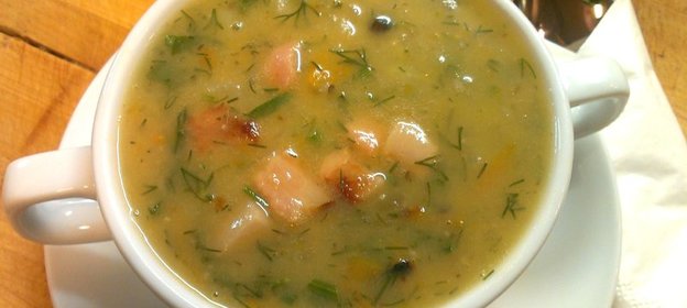 Гороховый суп с копчеными ребрами и беконом