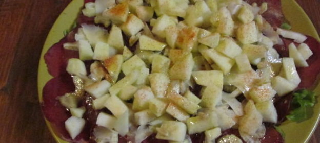 Масса из отварной говядины с зеленым луком и морской капустой