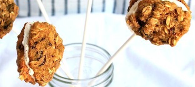 Мини-сэндвичи с овсяным печеньем и коричным мороженым на палочке