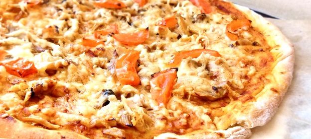 Пицца с кусочками курицы и помидорами