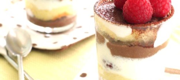 Молочно-шоколадное парфе с малиной и взбитыми сливками