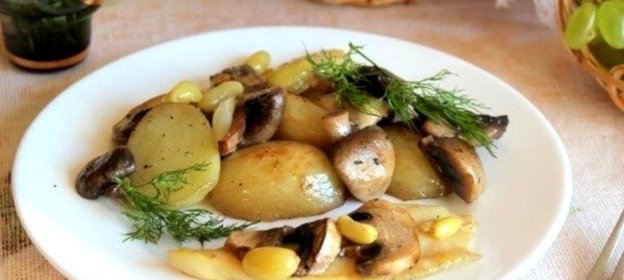 Филе морской рыбы с виноградом и шампиньонами