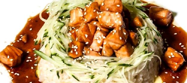 Рис с лососем под соусом Терияки