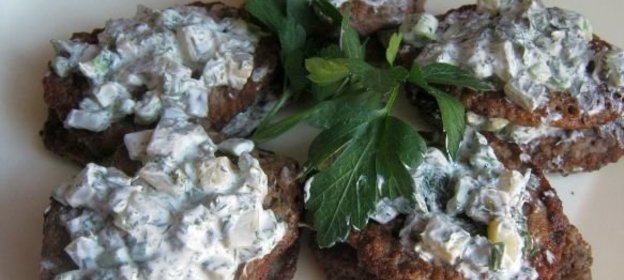 Печеночные оладьи под сметанным соусом