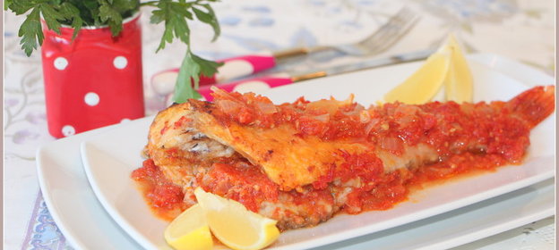 Морской окунь с овощами в Критском стиле