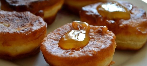 Дрожжевые оладьи на кислом молоке