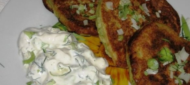 Кабачковые оладьи с курицей